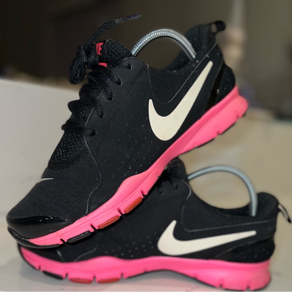Nike Training In Season TR Women’s size 7.5 Black and Pink  Sneakers 454445-021